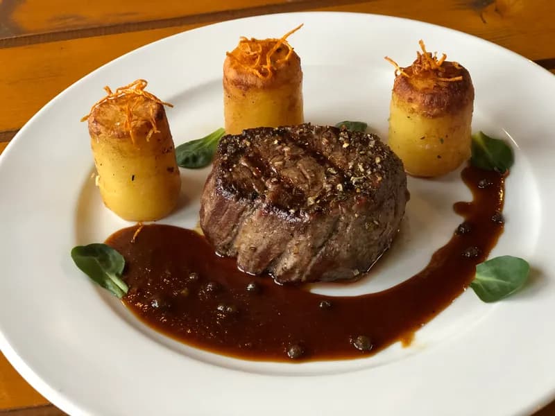 Hovězí steak s omáčkou a pečenými bramborovými válečky